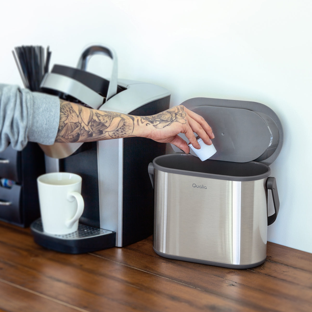 Multi-purpose small countertop trash can with gray lid