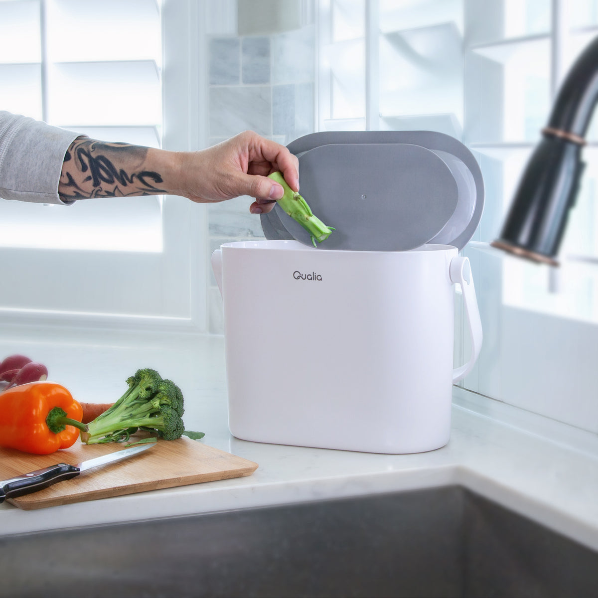 Slim 4 liter ABS compost bin with removable gray lid